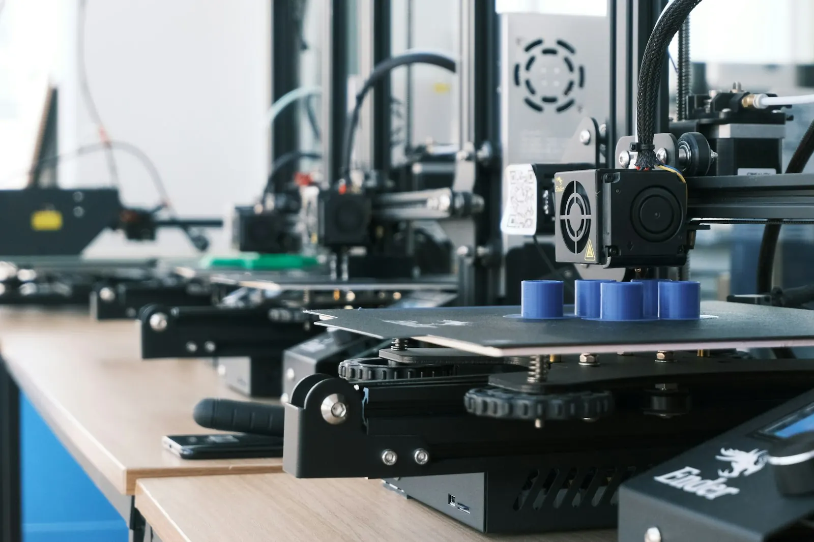 Impressoras 3D em operação lado a lado numa bancada